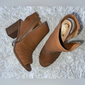 BRAND 🆕 Open Toed Zipper Block Heel Booties 🔥